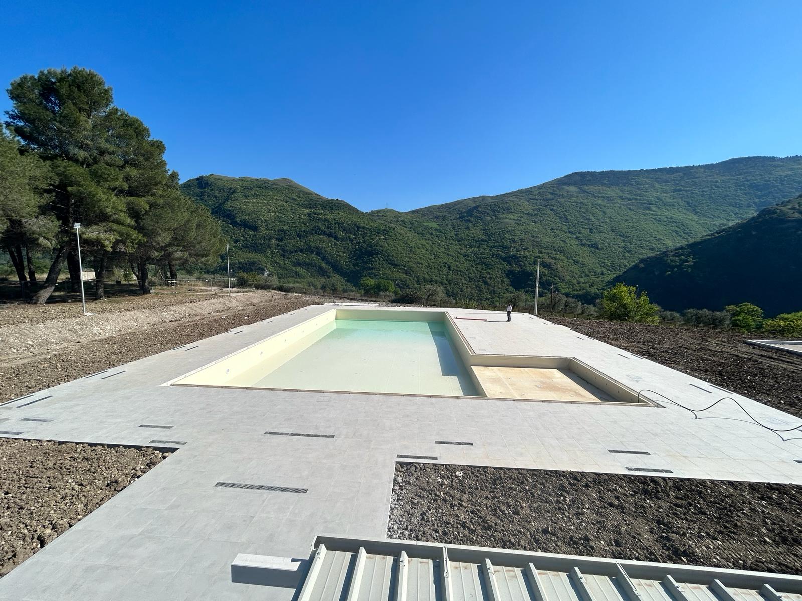 piscina a sfioro con spiaggetta