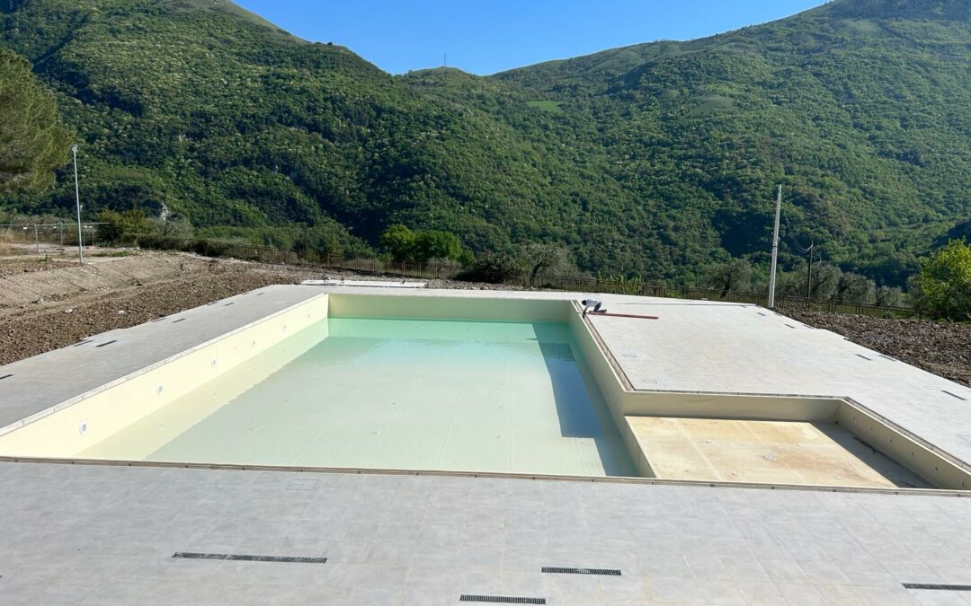 Nuova realizzazione : Piscina in c.a con spiaggetta e idromassaggio