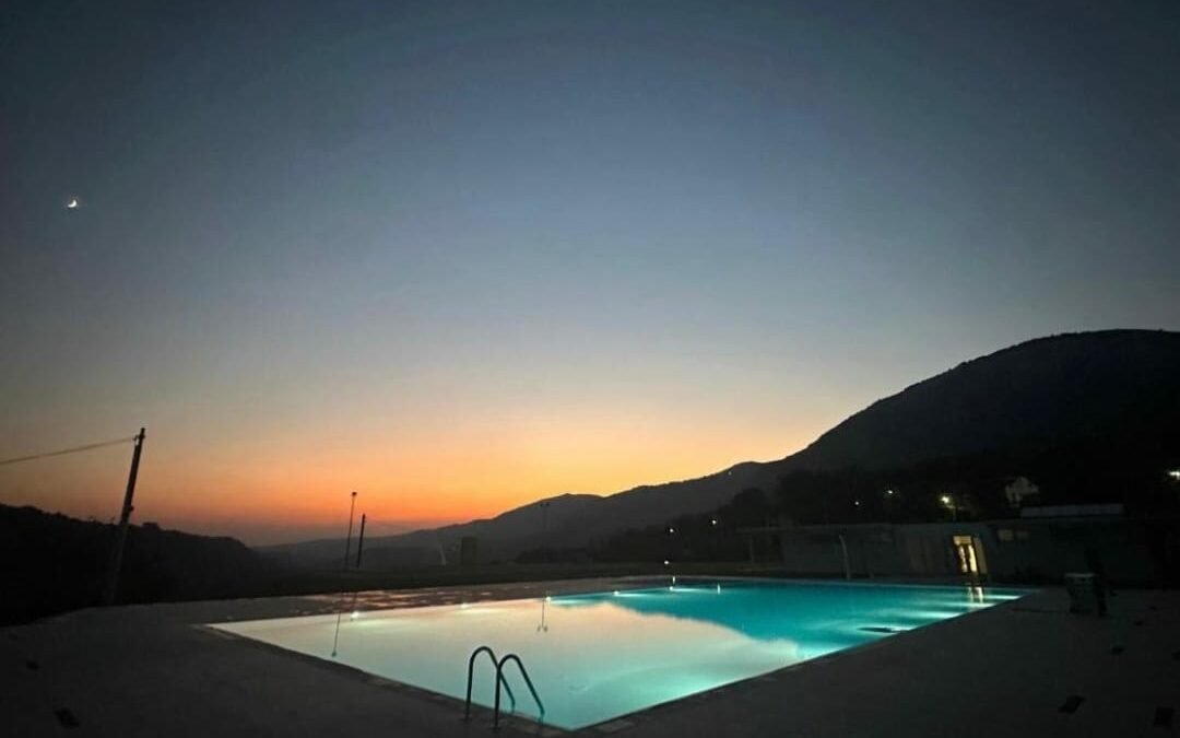 In piscina . . . mentre osserviamo i colori mutevoli della natura